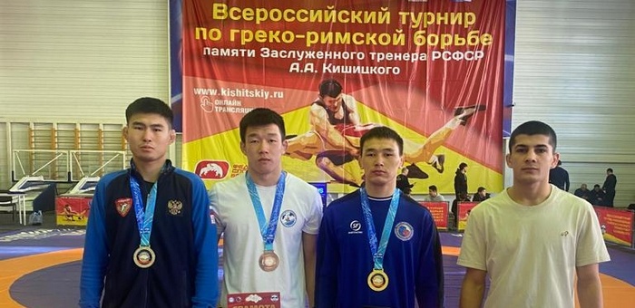 Спортсмены с Алтая стали призерами всероссийских соревнований по греко-римской борьбе