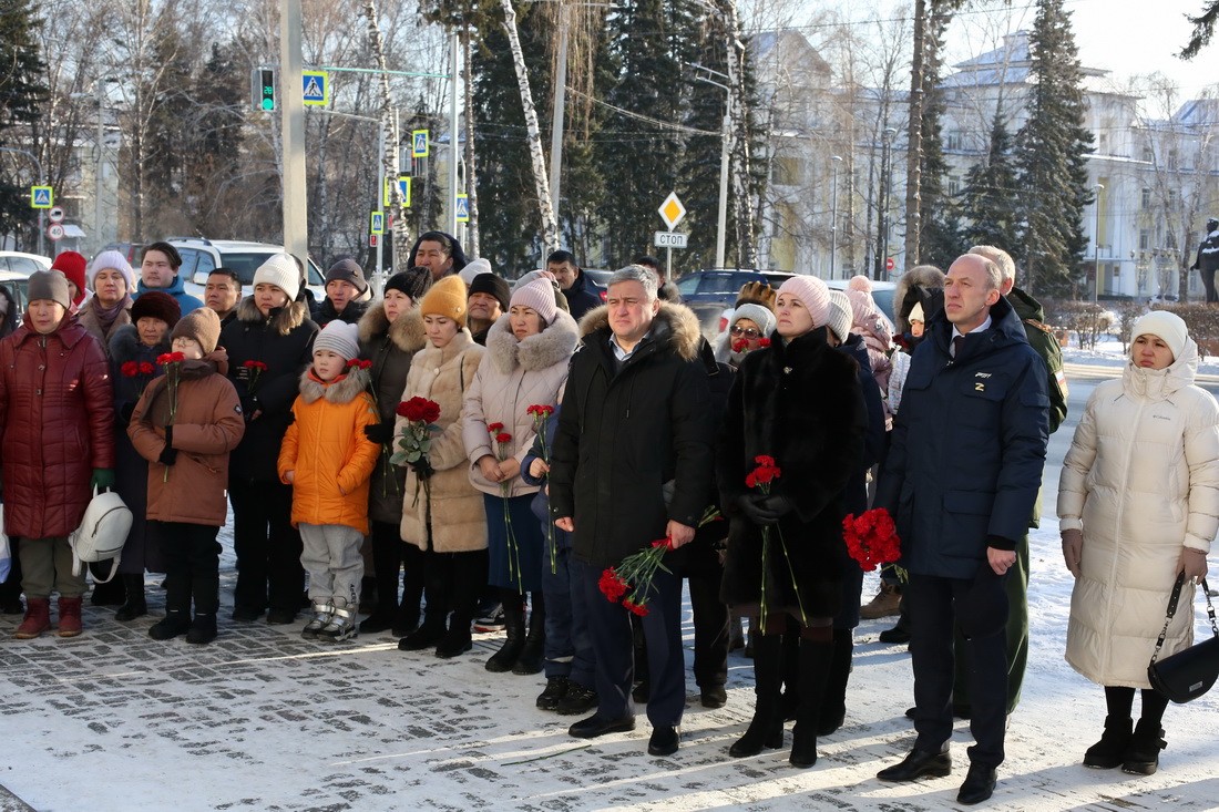 Мемориальные доски в память о погибших участниках спецоперации открыли в Горно-Алтайске