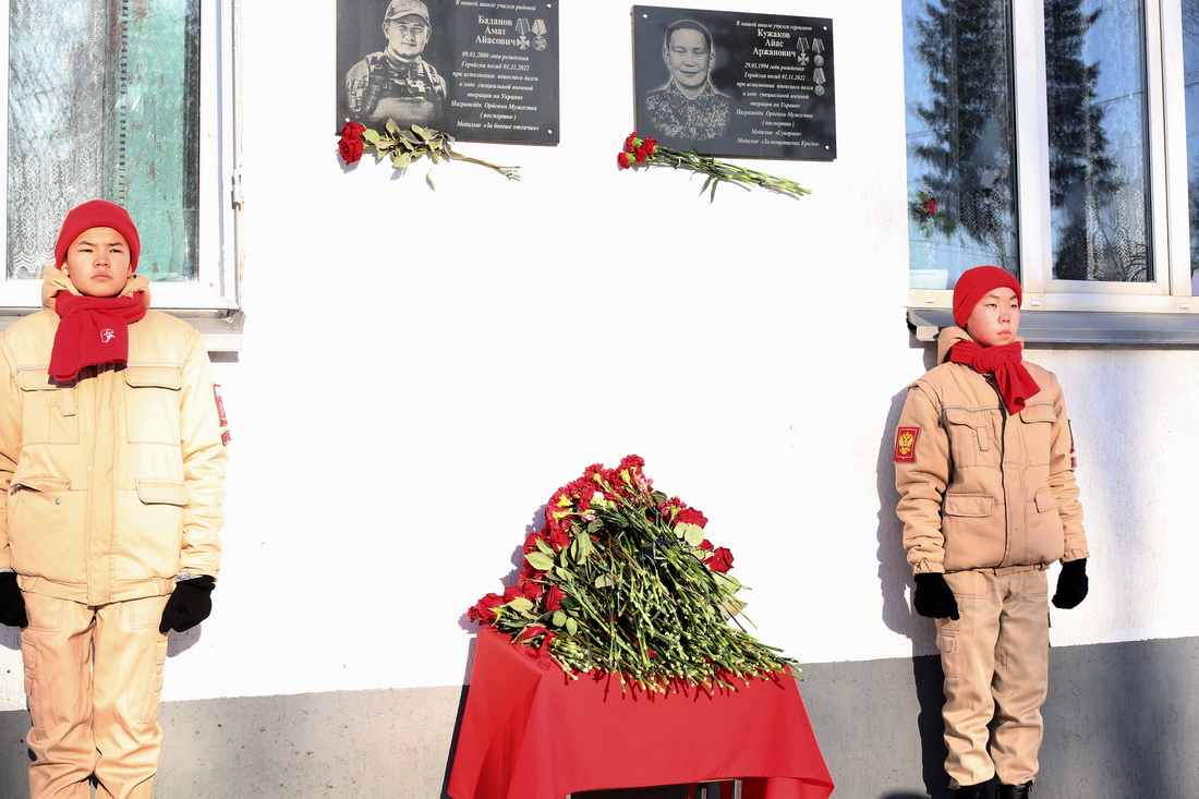Мемориальные доски в память о погибших участниках спецоперации открыли в Горно-Алтайске