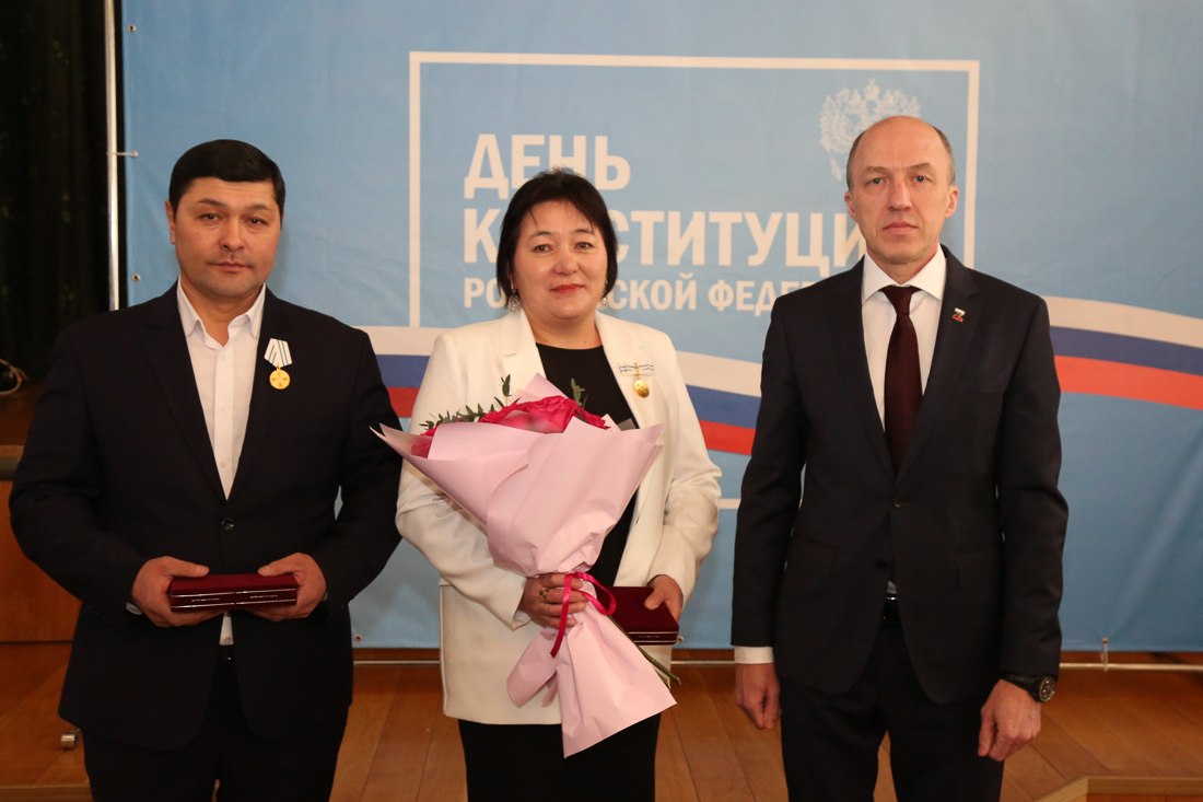 В День Конституции жителям Республики Алтай вручили государственные награды 