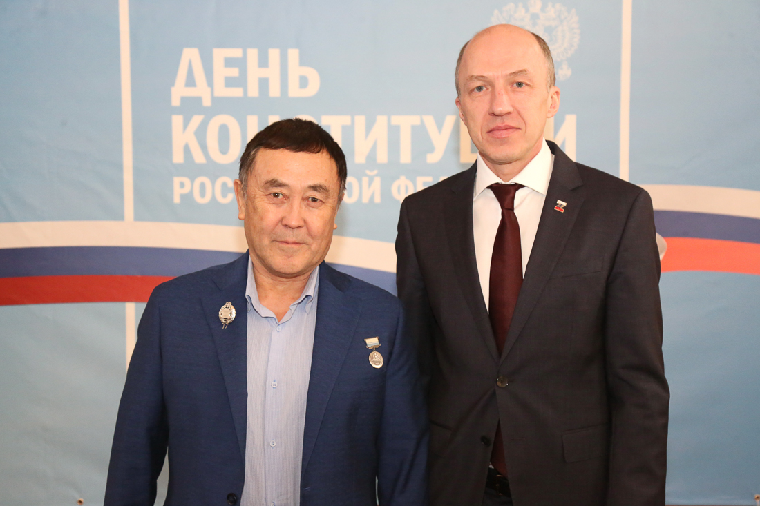 В День Конституции жителям Республики Алтай вручили государственные награды 