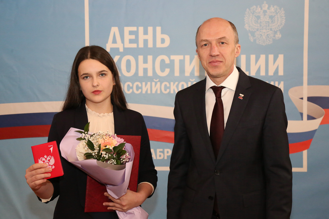 В День Конституции жителям Республики Алтай вручили государственные награды 
