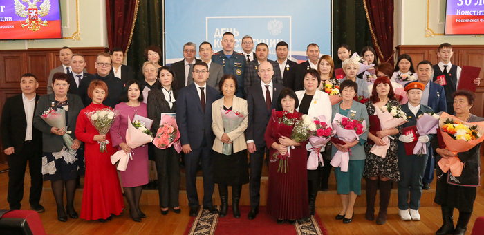 В День Конституции жителям Республики Алтай вручили государственные награды