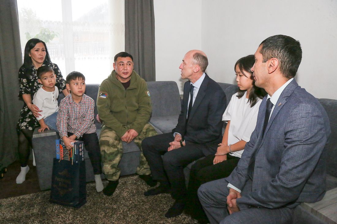 Олег Хорохордин в Чемальском районе навестил семьи участников СВО 