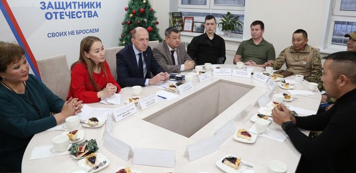 Олег Хорохордин встретился с участниками спецоперации