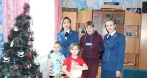 Работники прокуратуры поздравили детей с наступающим Новым годом