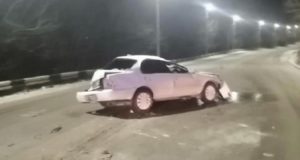 В Горно-Алтайске «Тойота» на скорости съехала с дороги и опрокинулась В Горно-Алтайске «Тойота» на скорости съехала с дороги и опрокинулась