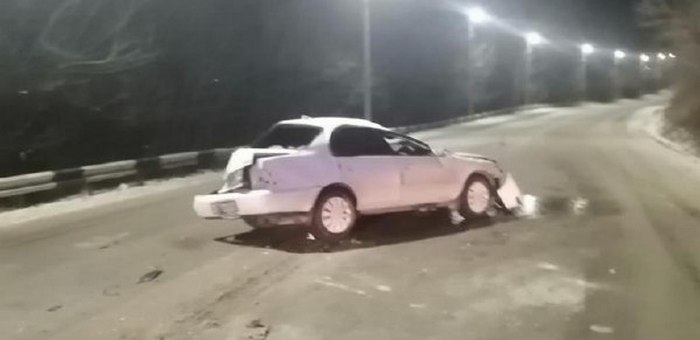 В Горно-Алтайске «Тойота» на скорости съехала с дороги и опрокинулась