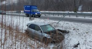 Иномарка врезалась в отбойник и снесла дорожный знак недалеко от Дубровки Иномарка врезалась в отбойник и снесла дорожный знак недалеко от Дубровки