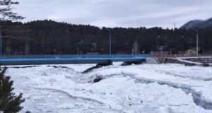 В Чемальском районе борются с ледяным зажором