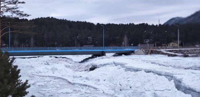 В Чемальском районе борются с ледяным зажором
