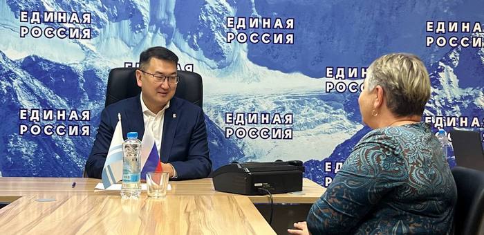 В день рождения «Единой России» Артур Кохоев провел прием граждан