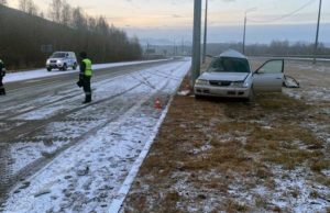 Возле Карлушки иномарка съехала с дороги и врезалась в опору ЛЭП Возле Карлушки иномарка съехала с дороги и врезалась в опору ЛЭП