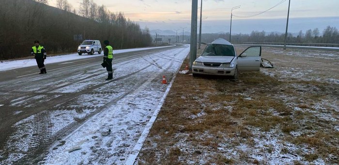 Возле Карлушки иномарка съехала с дороги и врезалась в опору ЛЭП