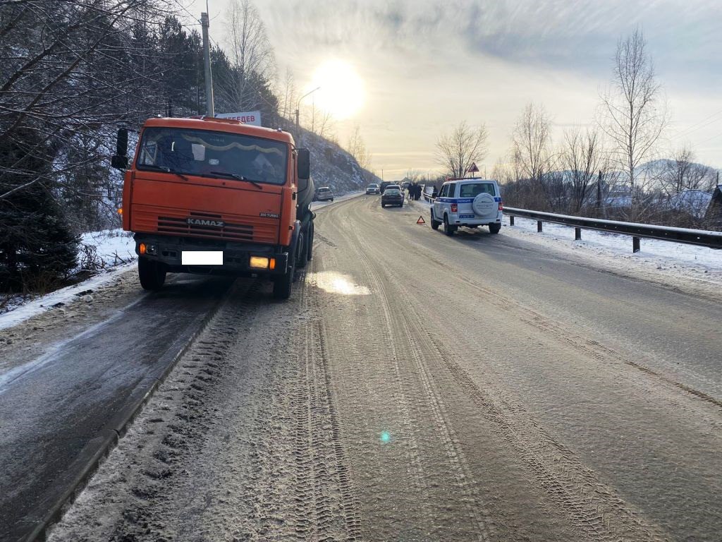 Две «Тойоты» и КАМАЗ столкнулись в Горно-Алтайске 