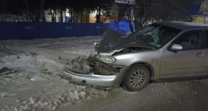 В Горно-Алтайске женщина на «Ниссане» врезалась в опору ЛЭП В Горно-Алтайске женщина на «Ниссане» врезалась в опору ЛЭП