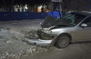 В Горно-Алтайске женщина на «Ниссане» врезалась в опору ЛЭП