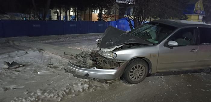 В Горно-Алтайске женщина на «Ниссане» врезалась в опору ЛЭП