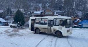 Не уступил дорогу: в Горно-Алтайске «Пазик» столкнулся с иномаркой Не уступил дорогу: в Горно-Алтайске «Пазик» столкнулся с иномаркой