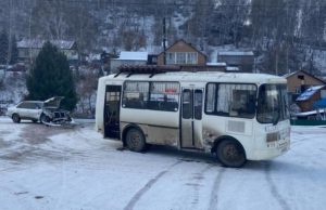 Не уступил дорогу: в Горно-Алтайске «Пазик» столкнулся с иномаркой Не уступил дорогу: в Горно-Алтайске «Пазик» столкнулся с иномаркой