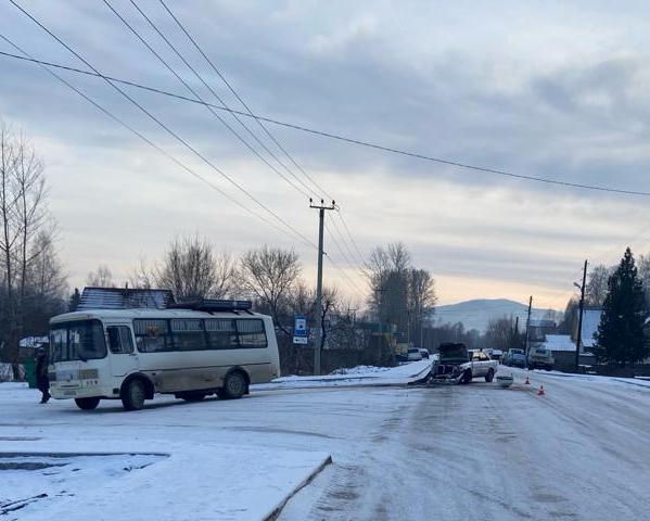 Не уступил дорогу: в Горно-Алтайске «Пазик» столкнулся с иномаркой