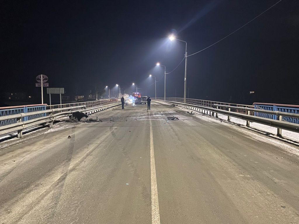 В Чемале «Тойота» влетела в бордюр на мосту, серьезно пострадала пассажирка 