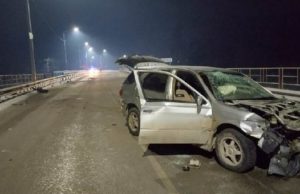 В Чемале «Тойота» влетела в бордюр на мосту, серьезно пострадала пассажирка В Чемале «Тойота» влетела в бордюр на мосту, серьезно пострадала пассажирка