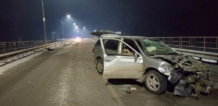 В Чемале «Тойота» влетела в бордюр на мосту, серьезно пострадала пассажирка