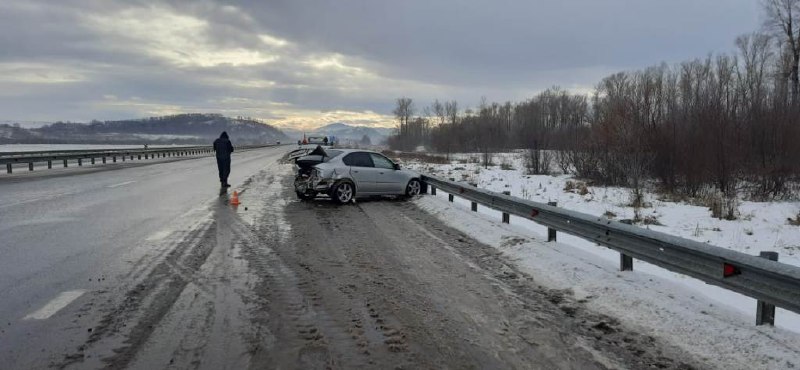 «Субару» врезалась в металлический отбойник недалеко от Маймы