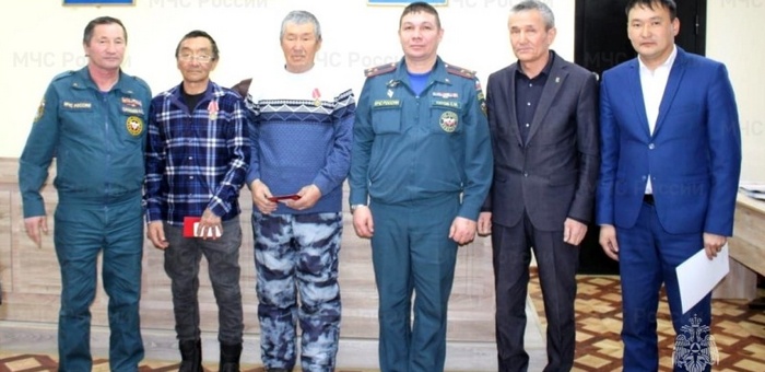 В Теленгит-Сортогое двое мужчин спасли детей из огня