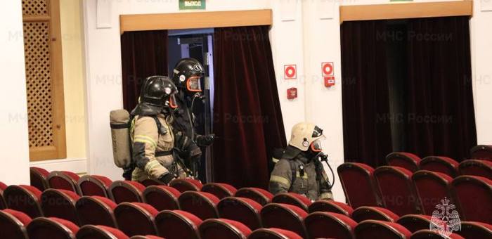 «Возгорание на сцене»: в драмтеатре прошли пожарно-тактические учения