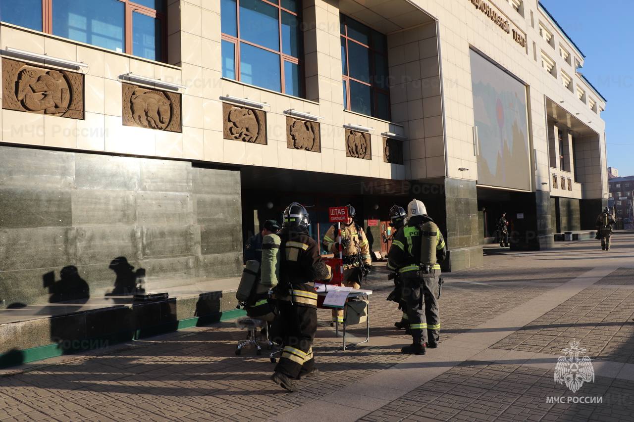 «Возгорание на сцене»: в драмтеатре прошли пожарно-тактические учения 