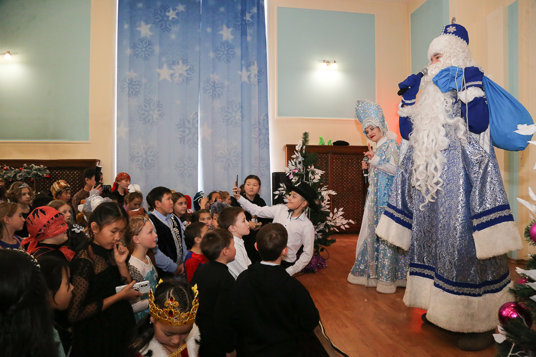 В новогодней елке главы республики приняли участие более 280 детей 