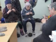 Подопечные дома-интерната на Алтае вяжут носки для участников СВО