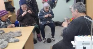 Подопечные дома-интерната на Алтае вяжут носки для участников СВО