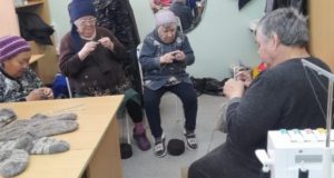 Подопечные дома-интерната на Алтае вяжут носки для участников спецоперации Подопечные дома-интерната на Алтае вяжут носки для участников СВО