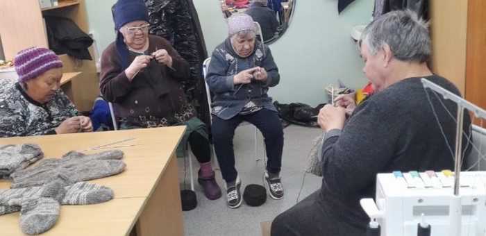 Подопечные дома-интерната на Алтае вяжут носки для участников спецоперации