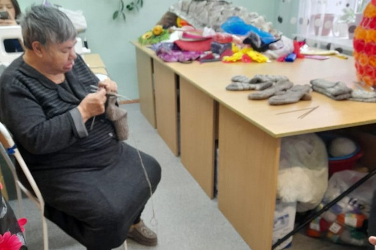 Подопечные дома-интерната на Алтае вяжут носки для участников СВО 