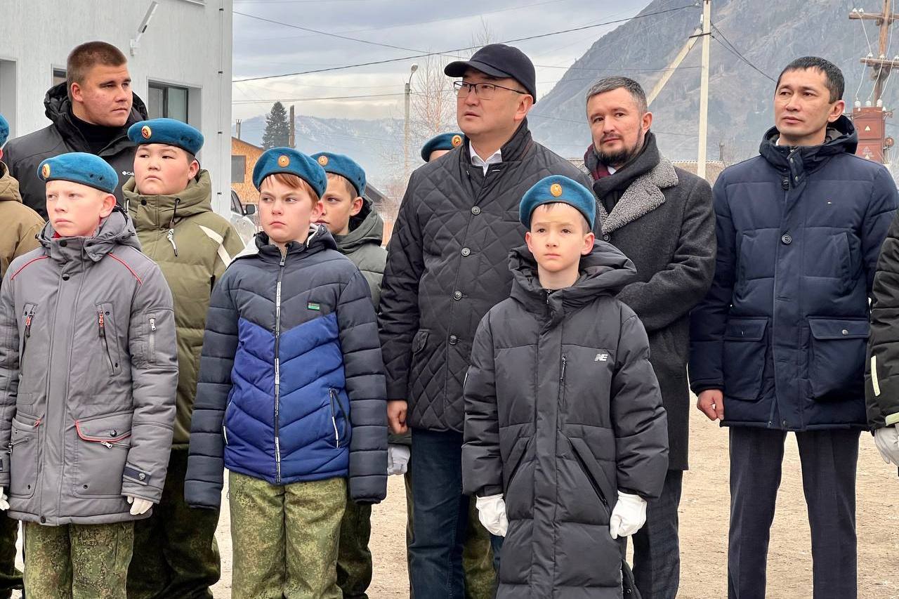 Обновленную школу, стадион и «умную» спортплощадку открыли в Чемале 