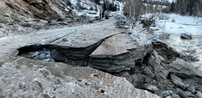 Участок Чуйского тракта поврежден из-за камнепада