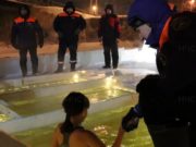 В прорубь на Крещение на Алтае окунулись сотни человек В прорубь на Крещение окунулись сотни человек