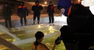 В прорубь на Крещение окунулись сотни человек