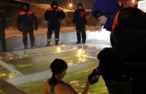 В прорубь на Крещение окунулись сотни человек