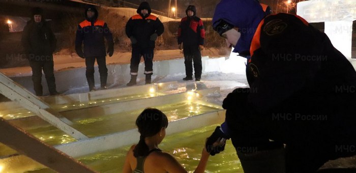 В прорубь на Крещение на Алтае окунулись сотни человек