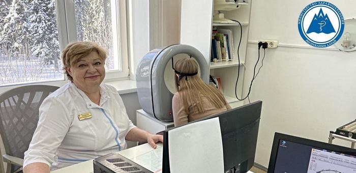 Турочакская больница получила современный офтальмологический аппарат
