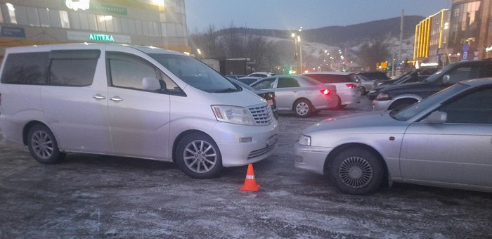 «Тойота» сбила женщину на парковке в Горно-Алтайске