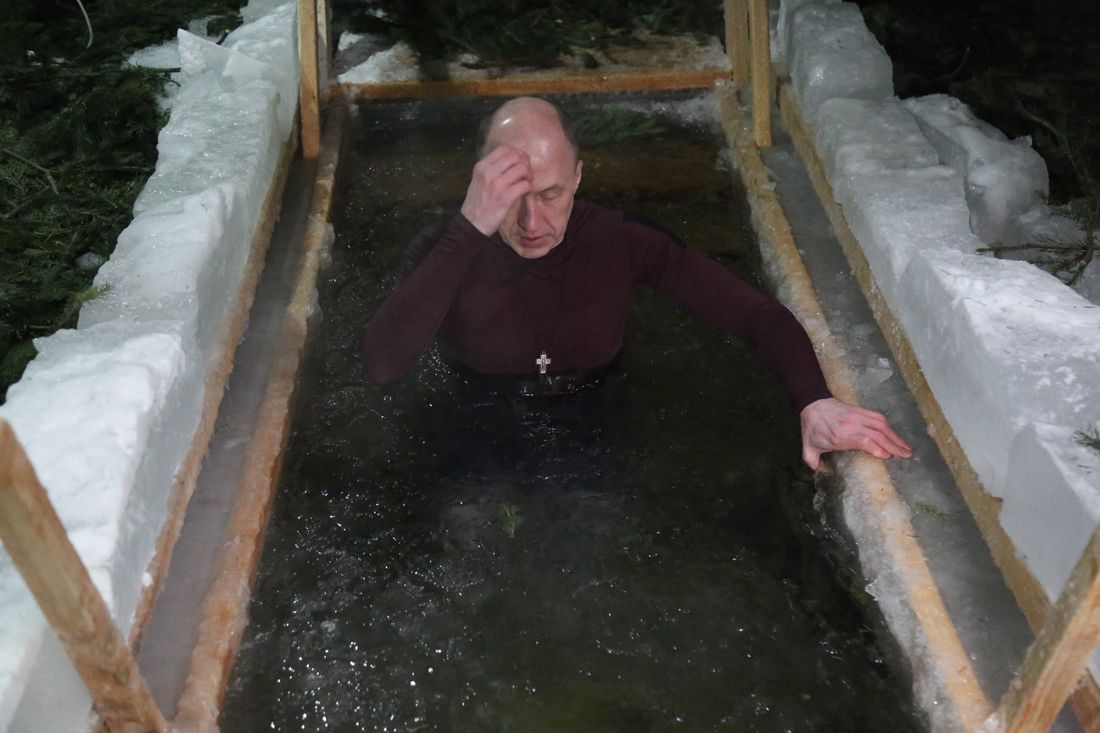 Олег Хорохордин участвует в крещенских купаниях 