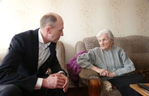 Олег Хорохордин в Горно-Алтайске навестил жительницу блокадного Ленинграда