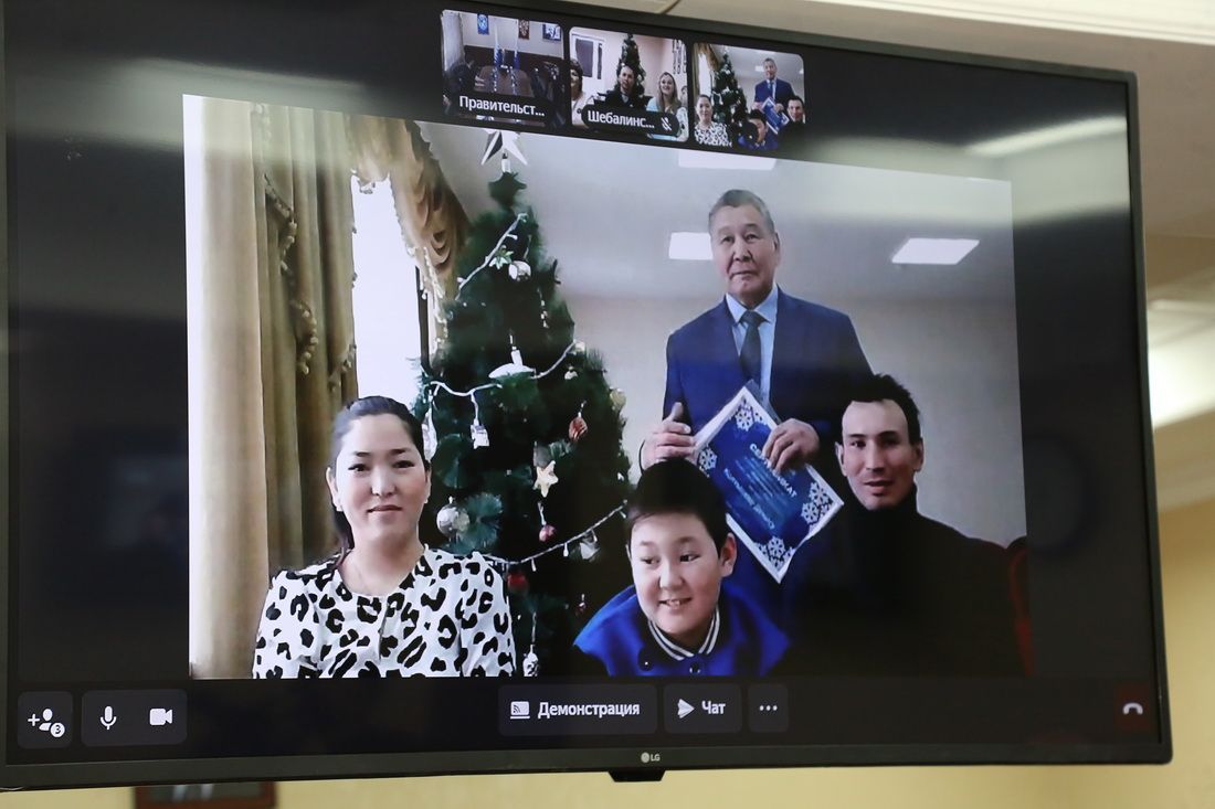 Олег Хорохордин вручил подарки участникам акции «Елка желаний» 