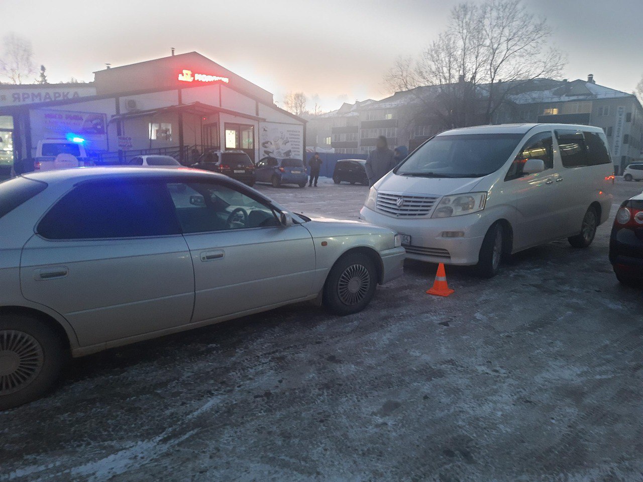 «Тойота» сбила женщину на парковке в Горно-Алтайске 